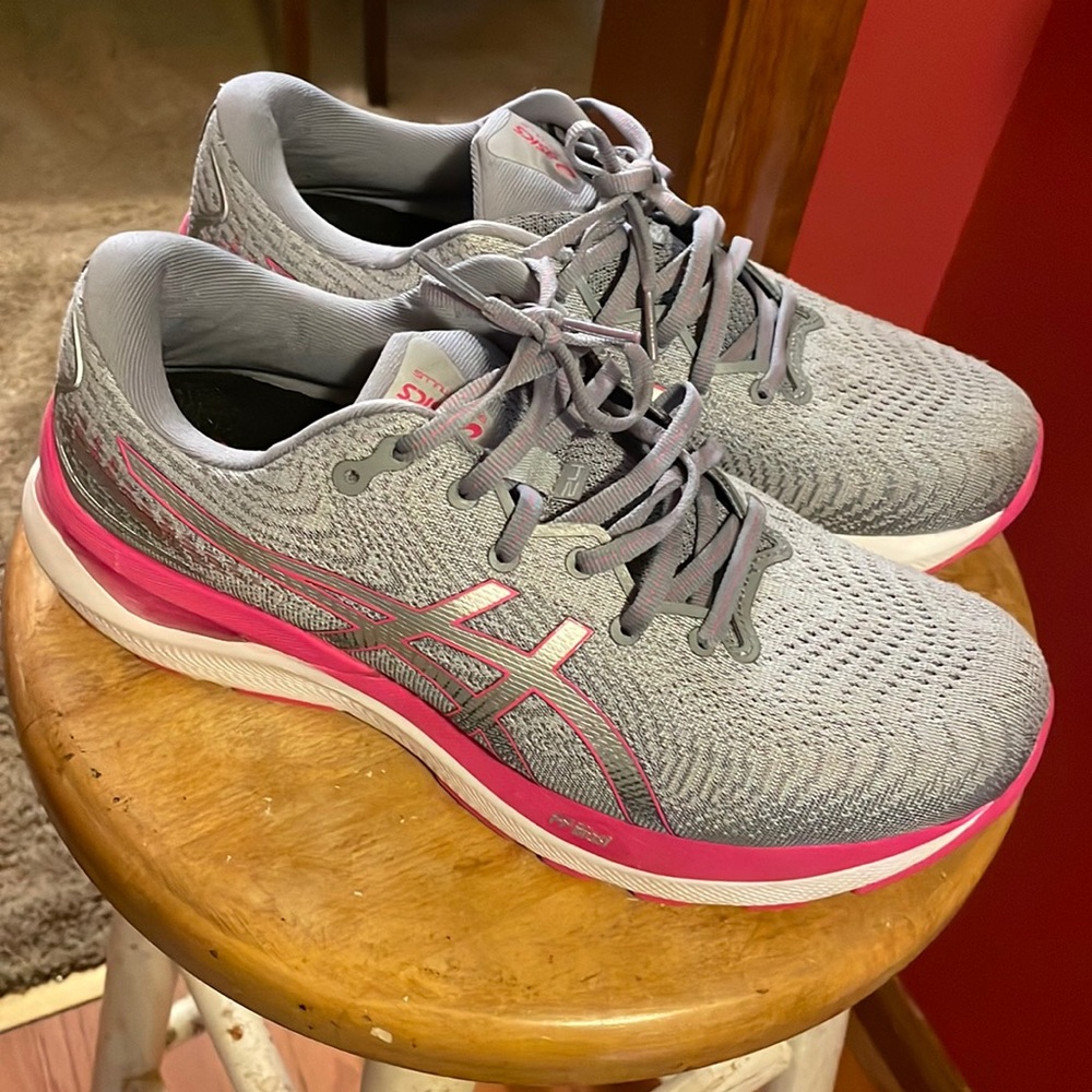 Like new ASICS gel-cumulus women’s size 10 gray and pink